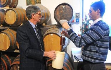 Giuseppe Marini e il figlio Fabio travasano il vin santo per la degustazione