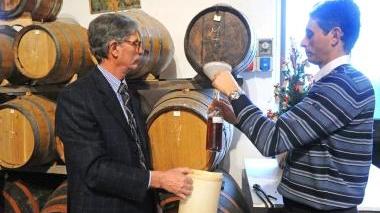 Giuseppe Marini e il figlio Fabio travasano il vin santo per la degustazione