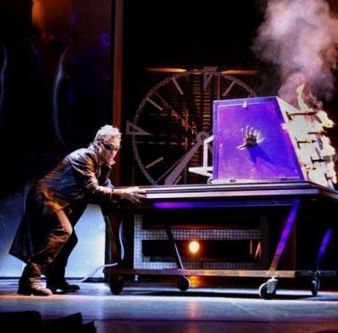 Due immagini del mago illusionista ponsacchino Gaetano Triggiano; in alto, durante un suo spettacolo