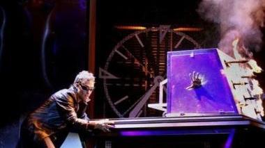 Due immagini del mago illusionista ponsacchino Gaetano Triggiano; in alto, durante un suo spettacolo