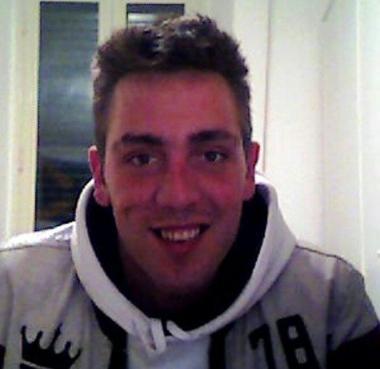 A destra una bella foto di Yuri Attinà, 28 anni, scomparso mercoledì nel carcere delle Sughere