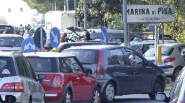 Una coda di auto sul litorale: con il bus elettrico si punta a far diminuire il traffico