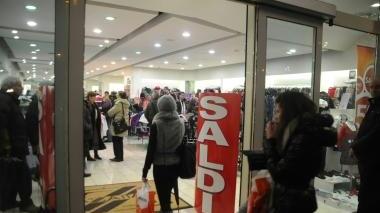 Folla nei negozi per gli acquisti a prezzi scontati