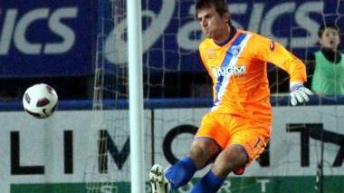 Il portiere azzurro Jasmin Handanovic impegnato in un rinvio