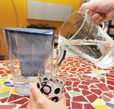 Acqua filtrata da una caraffa 