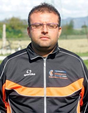 In alto la formazione del Bastione che ha inflitto la prima sconfitta stagionale alla Spicchiese Qui sopra Roberto Franchini (allenatore del Carrai Calcio) In basso da sinistra Leoncini (Ponte a Elsa) e Cavallini (Isola) 