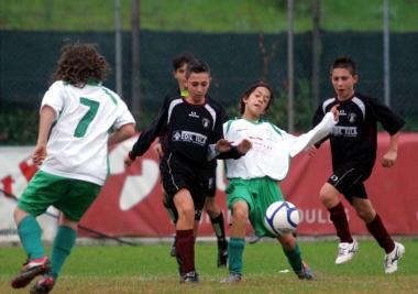Unazione di una delle partite dei campionati di calcio giovanile consumate sui campi della nostra zona 