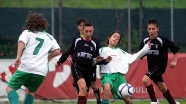 Un’azione di una delle partite dei campionati di calcio giovanile consumate sui campi della nostra zona