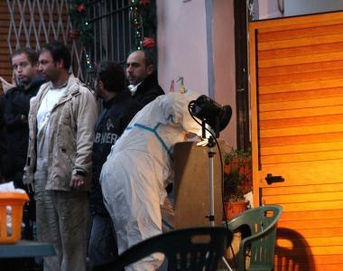 <b>I GIORNI DEL DOLORE.</b> Da sinistra Francesco Quinci davanti allabitazione di Stiava con i carabinieri del Ris; i volontari nel bosco recuperano il corpo di Rajmonda Zefi; una bella foto della giovane madre di origine albanese trovata morta  
