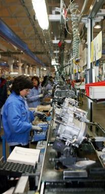 Dipendenti Piaggio mentre lavorano in catena