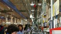 Dipendenti Piaggio mentre lavorano in catena