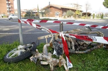 La carcassa di uno scooter dato alle fiamme in via della Romita