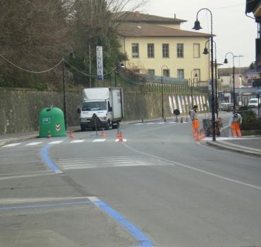 Operai disegnano le strisce 