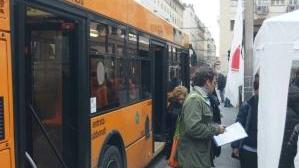 Il presidio di protesta alla fermata dei bus in piazza Grande