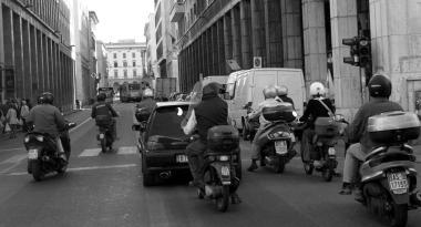 Lo scooter &egrave; il mezzo pi&ugrave; usato dai livornesi per circolare in centro  