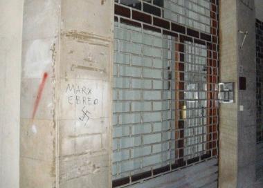 Le scritte sul muro della sede del Prc 