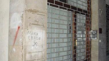 Le scritte sul muro della sede del Prc