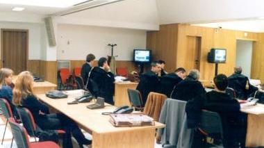 Un’aula di tribunale durante un processo
