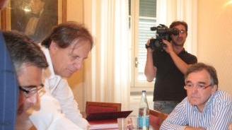 Roberto Piccini illustra il progetto della Darsena Europa ad Enrico Rossi, presidente della Regione