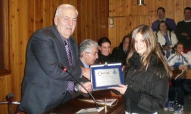 Il sindaco Marvogli mentre premia una ginnasta della pol. Stella Rossa 