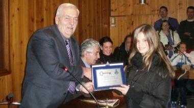 Il sindaco Marvogli mentre premia una ginnasta della pol. Stella Rossa