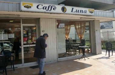 Il bar in via Marruota dove &egrave; avvenuta laggressione          