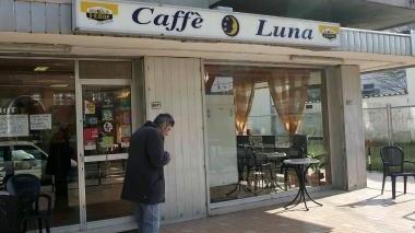 Il bar in via Marruota dove è avvenuta l’aggressione