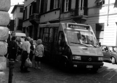 Utenti alla fermata dellautobus 
