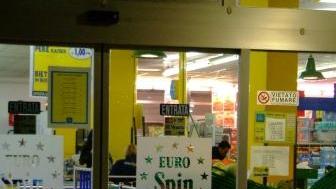 L’Eurospin di S. Concordio e una pattuglia della polizia