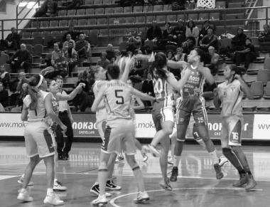Hampton e Willis lottano sotto canestro nel match di Faenza (foto Giulia Favilla)      