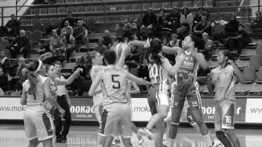 Hampton e Willis lottano sotto canestro nel match di Faenza (foto Giulia Favilla)