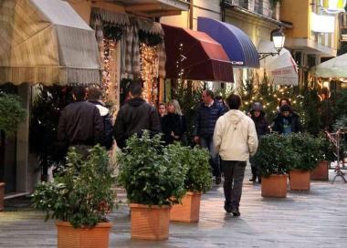 Intanto i negozi rilanciano: aperti anche domenica prossima