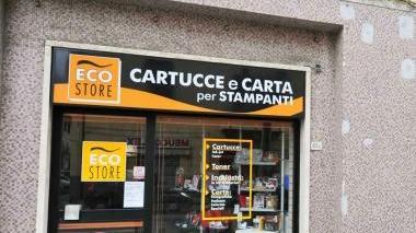 Il negozio di articoli informatici che il ladro tentava di svaligiare