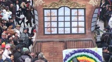 Migliaia di persone alle sfilate dello scorso anno a Piombino