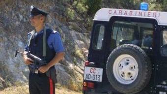 Un posto di blocco dei carabinieri, gli uomini dell’Arma hanno condotto le indagini sulla casa abusiva
