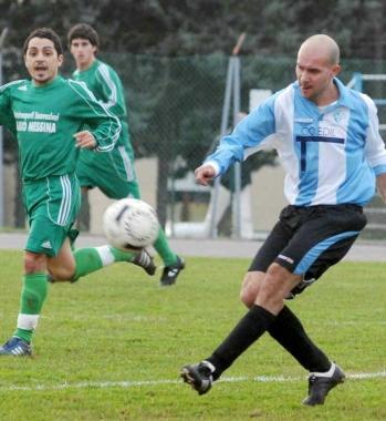 Micheli al tiro e Bocci circondato dagli avversari    