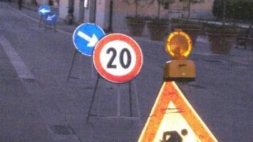 Una immagine di via Roma a Calci durante alcuni lavori