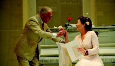 Gian Carlo Dettori e Andrea Jonasson in una scena della commedia Donna Rosita nubile di Garcia Lorca da gioved&igrave; al teatro Metastasio  