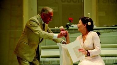 Gian Carlo Dettori e Andrea Jonasson in una scena della commedia “Donna Rosita nubile” di Garcia Lorca da giovedì al teatro Metastasio