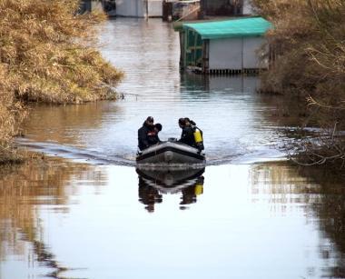<b>COME UN AGO IN UN PAGLIAIO.</b> I sommozzatori dei carabinieri perlustrano il lago di Massaciuccoli 