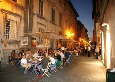 I vigili ci provano con le buone: convocati al comando i titolari di alcuni locali del centro