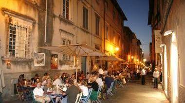 I vigili ci provano con le buone: convocati al comando i titolari di alcuni locali del centro