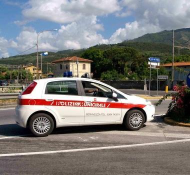<b>PATTUGLIA.</b> Unauto della polizia municipale di Seravezza        