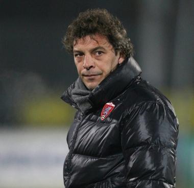 <b>MISTER</b> Francesco Moriero durante la partita Sopra un intervento di Iorio su Ceravolo 