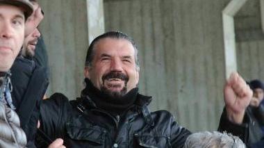 Luciano Barachini esulta in tribuna allo stadio. Spera di farlo a fine stagione con il passaggio in 2ª Divisione