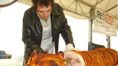 Norcino alle prese con una appetitosa porchetta Qui accanto si preparano le specialità da servire al pubblico