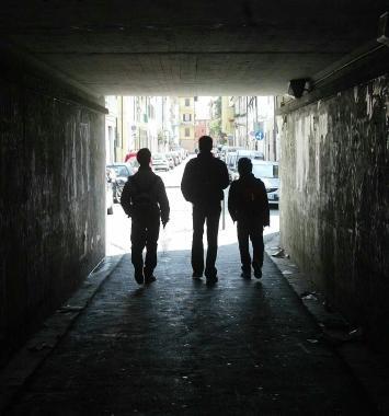 Una baby gang in giro per le strade della citt&agrave; 