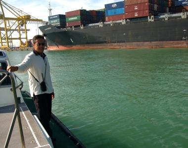 Un pilota del porto in Darsena Toscana: sullo sfondo una portacontenitori. Senza dragaggi le grandi navi potrebbero andarsene da Livorno 
