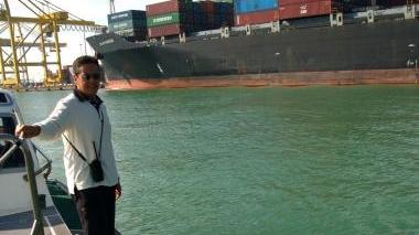 Un pilota del porto in Darsena Toscana: sullo sfondo una portacontenitori. Senza dragaggi le grandi navi potrebbero andarsene da Livorno