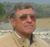 Edoardo Villani, presidente del Consorzio di bonifica Valdera A destra, operai al lavoro lungo largine di un corso dacqua 